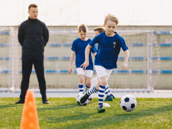 5 wskazówek, które pomogą Twojemu dziecku lepiej grać w piłkę nożną