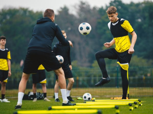 Piłkarskie ćwiczenia: 5 najlepszych technik treningu piłkarskiego, aby poprawić swoją grę