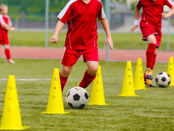 Jak przygotować swoje mięśnie do gry w piłkę nożną: 7 najlepszych ćwiczeń dla piłkarzy